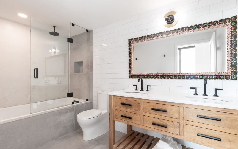 clean-modern-bathroom-with-refreshing-shower-reflecting-mirror-bathtub-sleek-tiles (2)